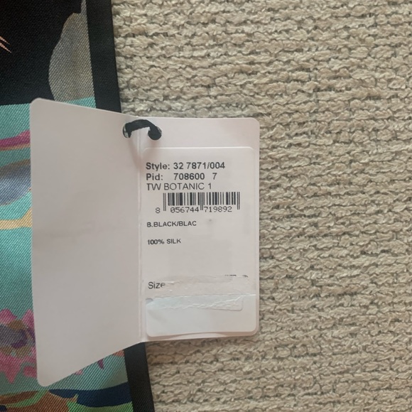 ❗️SOLD ❗️Salvatore Ferragamo Silk Bandeau(scarf)🧣 - Picture 5 of 5